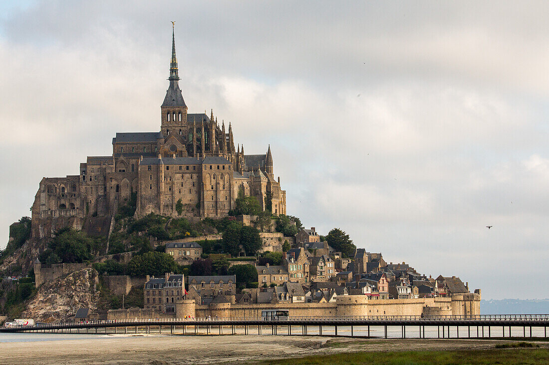 Le Mont-Saint-Michel, Klosterfelsen, Abtei, Weltkulturerbe UNESCO, Wattenmeer, Felseninsel, Damm 2014 ersetzt durch Steg für Fußgänger und Pendelbusse, Ebbe, Flut, Wolken, wieder eine Insel, Touristenattraktion, Normandie, Frankreich