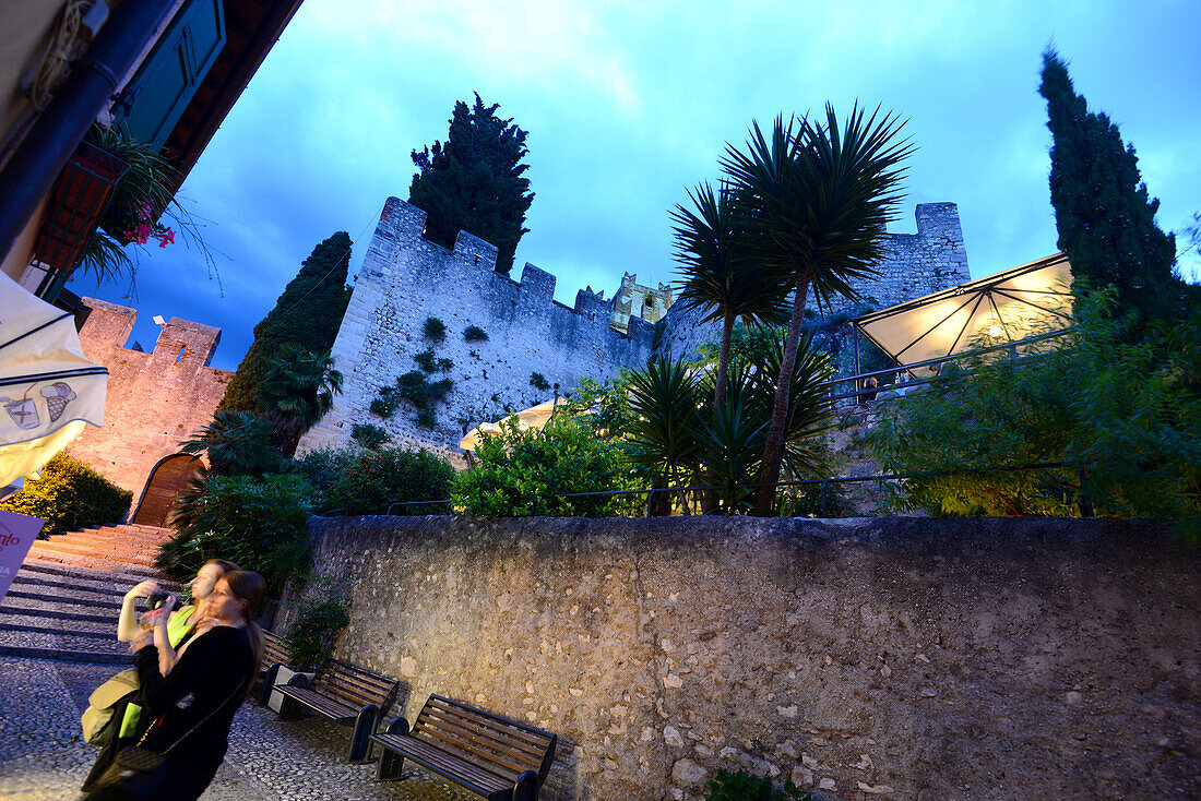 Abends an der Burg von Malcesine, Ostufer, Gardasee, Veneto, Italien