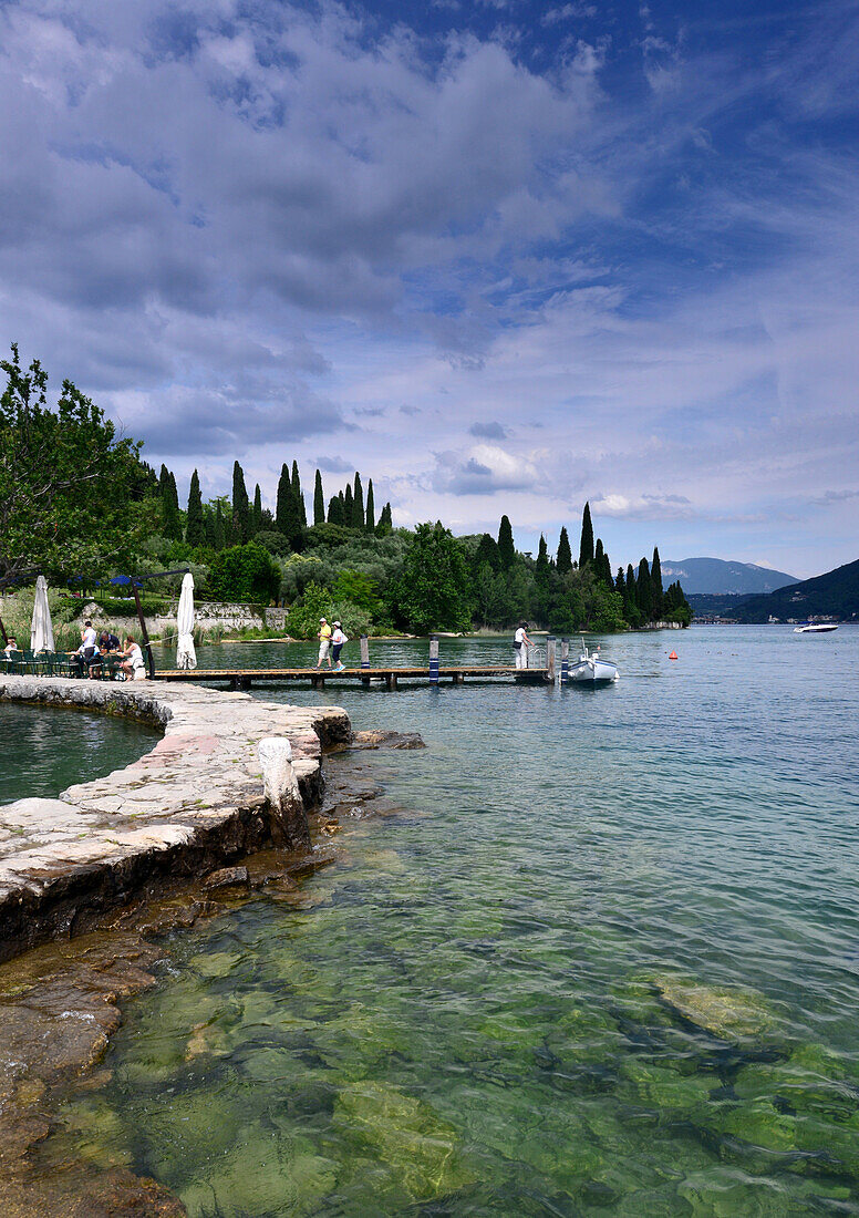 am Punta San Vigilio, Ostufer, Gardasee, Veneto, Italien