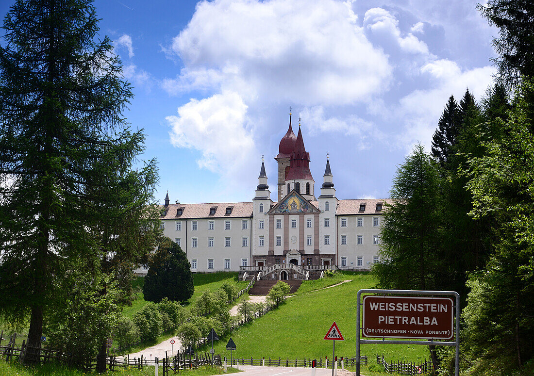 Kloster Weissenstein unter dem Latemar, Dolomiten, Südtirol, Italien