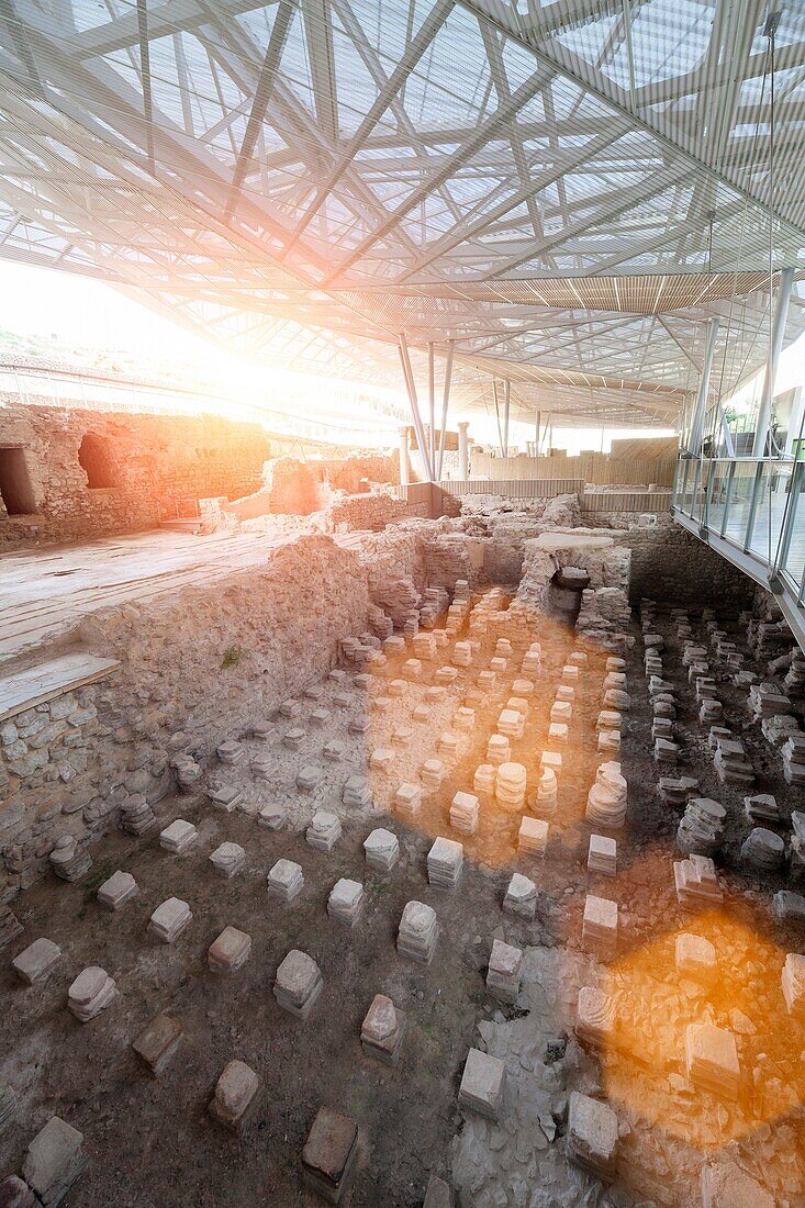 The District of the Roman Forum adds to what is already known about historical Carthago Nova, revealing another fragment of its archaeological richness. This area remained concealed for more than twenty centuries beneath layers of occupation on the Moline