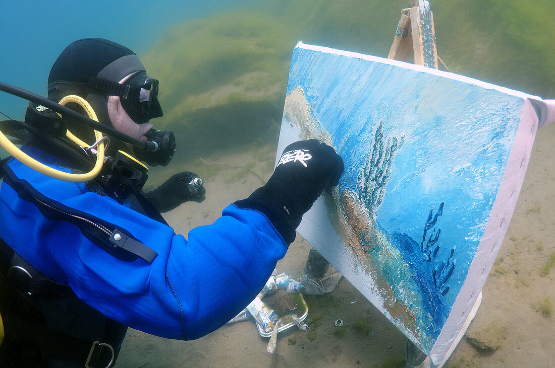 Underwater artist Yuriy Alexeev (Yuri Alekseev) paints a picture under water. Lake Baikal, Listvyanka, Irkutsky District, Irkutsk Oblast, Siberia, Russia, Eurasia.