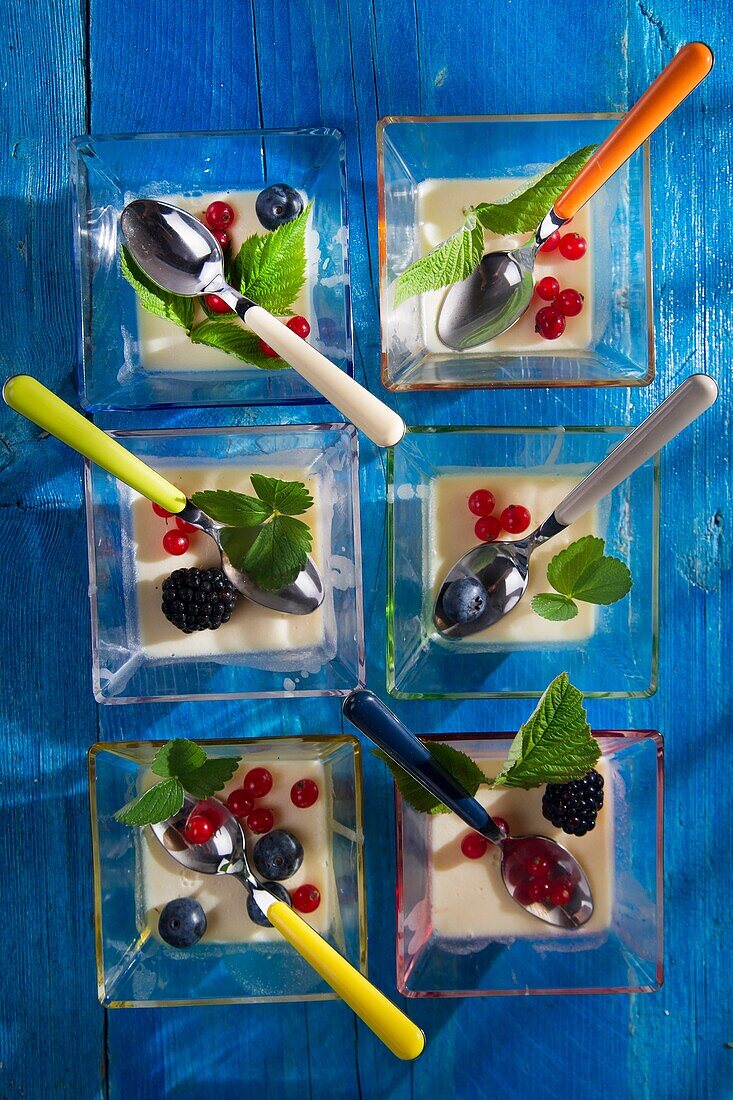 Presentation of cake made with cream and berries.