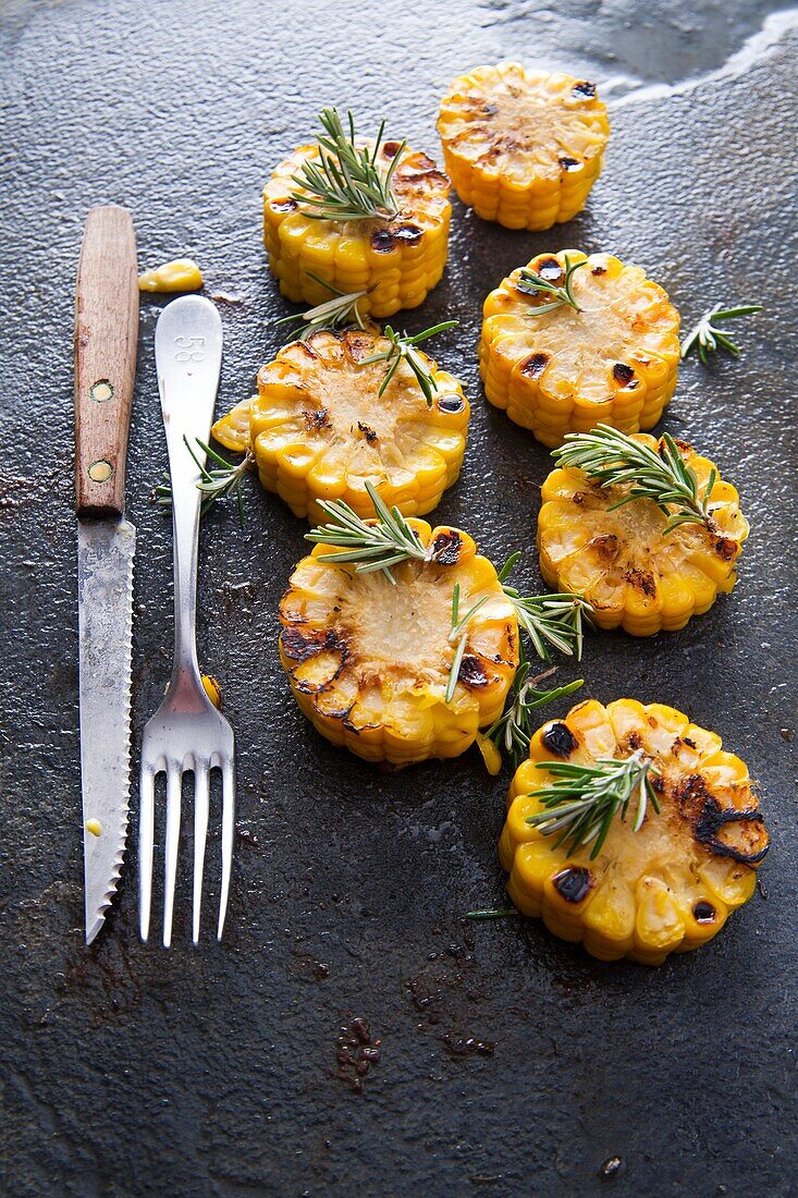 Presentation of diskettes cooked corn grilled with herbs.