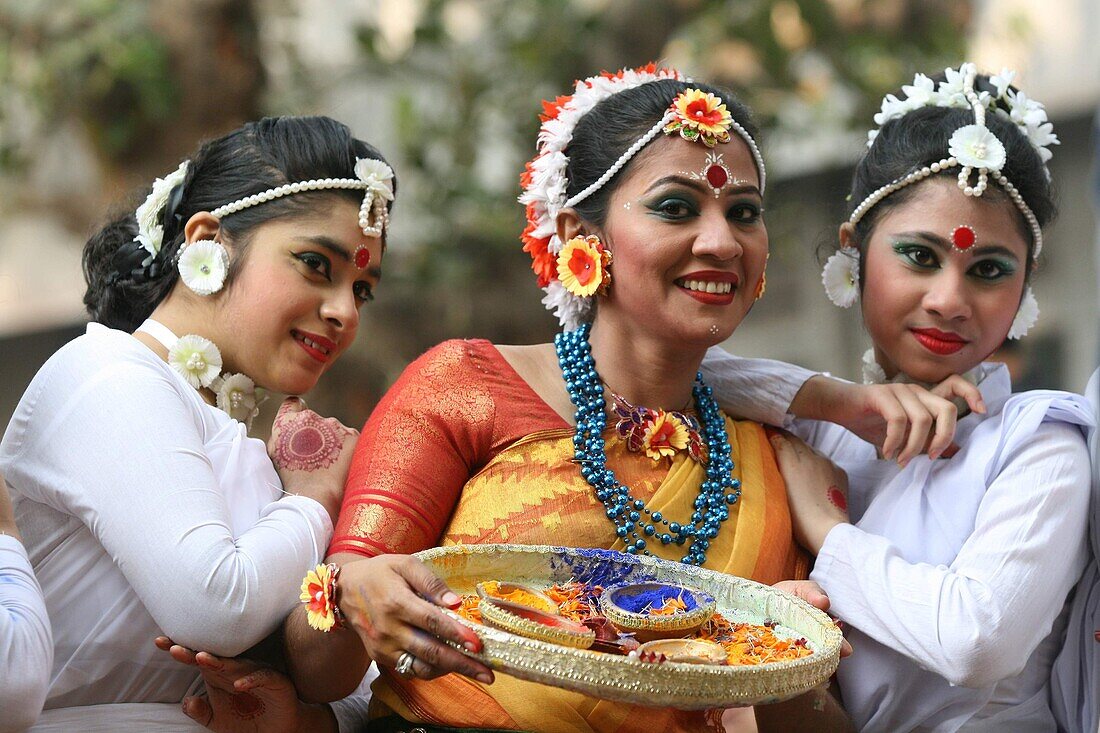 Dhaka, Bangladesh. 13th Feb, 2015. Artists perform on stage on the occasion of ‘Basanto Utsav’ the first day of spring at Dhaka University Fine Arts Institution. Basanto Utsav, which literally means the ´celebration of spring´, falls on the 1st of Phalgun