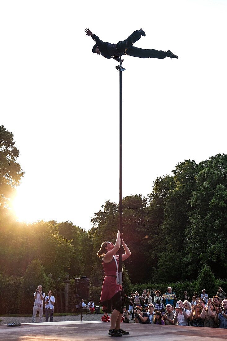 Akrobatische Darbietung während eines Festivals in den Herrenhäuser Gärten, Hannover, Deutschland.