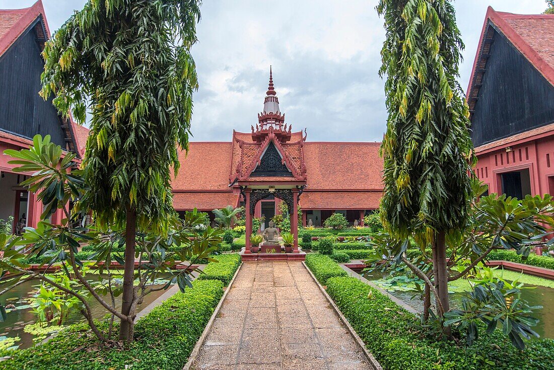 The National Museum of Phnom Penh. The museum houses is one of the world´s largest collections of Khmer art, including sculptural, ceramics, bronzes, and ethnographic objects. Daun Penh District, Phnom Penh, Cambodia, Southeast Asia.