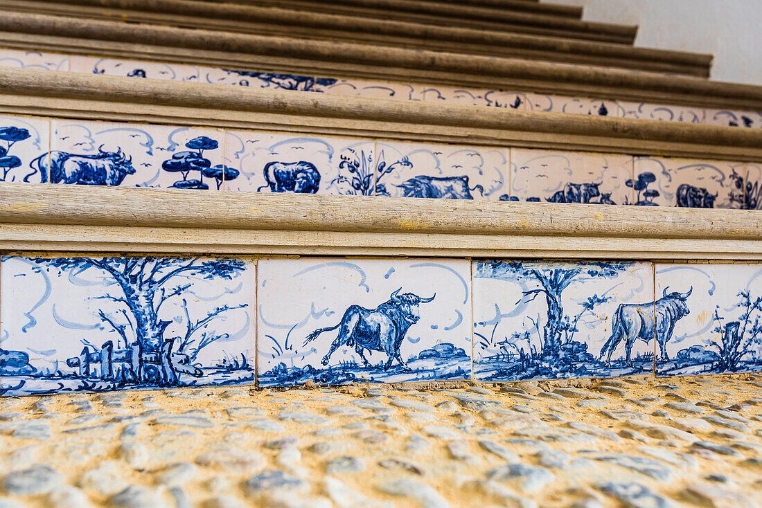 Die mit Keramik belegten Stufen zur den Tribünen der historischen Stierkampfarena Plaza de Toros de Ronda, Ronda, Andalusien, Spanien