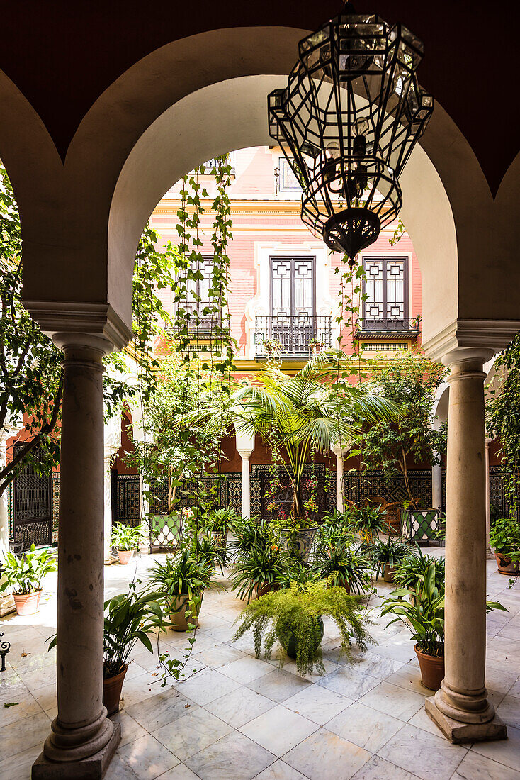 Ein Innenhof eines typischen alten Wohnhauses im historischen Zentrum, Sevilla, Andalusien, Provinz Sevilla, Spanien