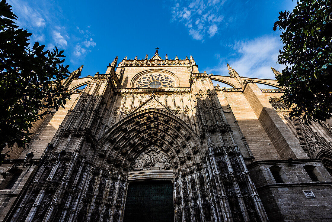Eingang zur Kathedrale im historischen Zentrum, Sevilla, Andalusien, Provinz Sevilla, Spanien