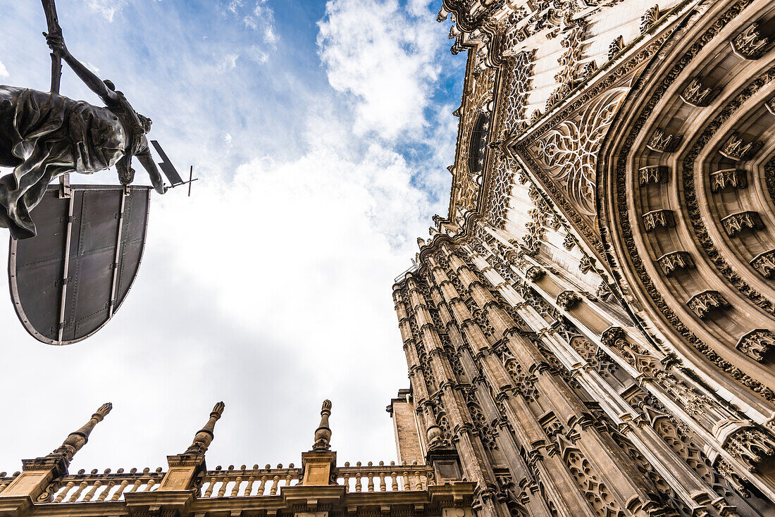 Eingang zur Kathedrale im historischen Zentrum aus der Froschperspektive, Sevilla, Andalusien, Provinz Sevilla, Spanien