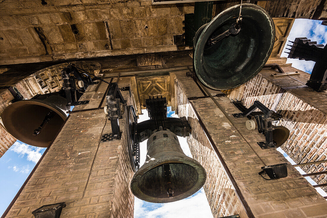 Die Glocken im Turm der Kathedrale im historischen Zentrum, Sevilla, Andalusien, Provinz Sevilla, Spanien
