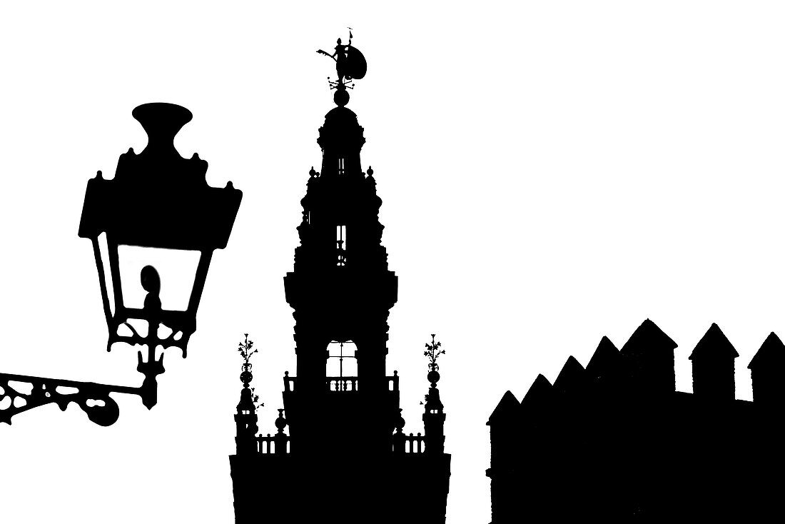Die Silhouette vom Glockenturm der Kathedrale im historischen Zentrum, Sevilla, Andalusien, Provinz Sevilla, Spanien