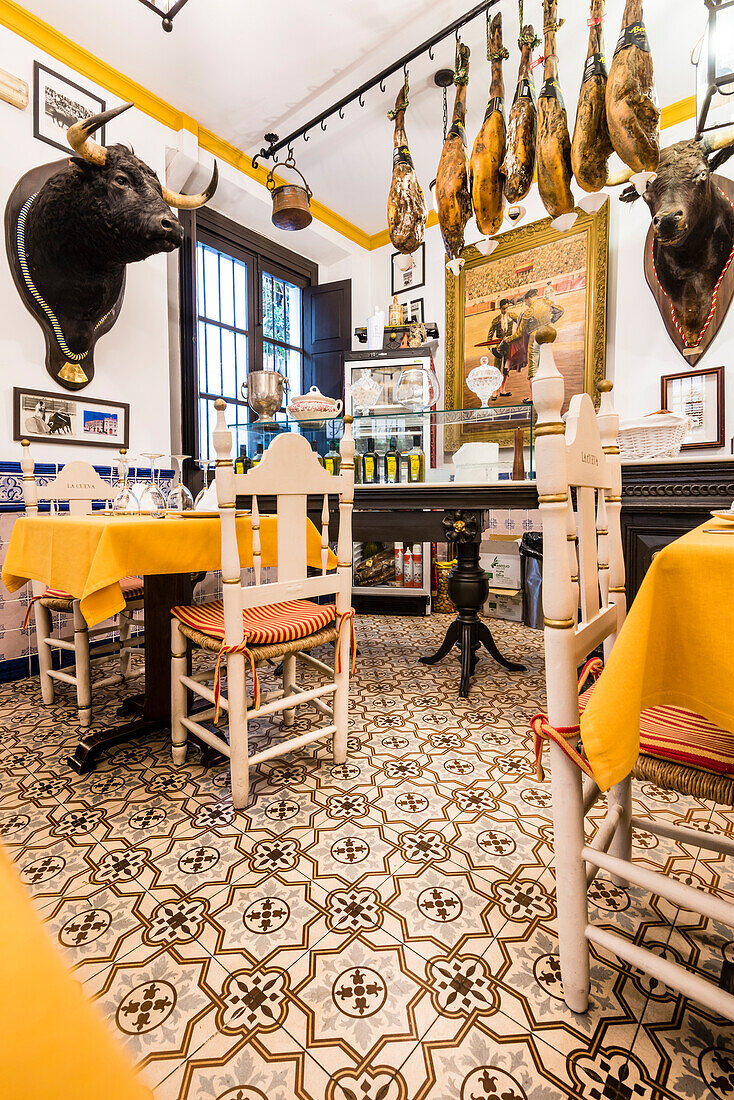 Ein typisches traditionelles Restaurant mit Schinken und Dekoration im historischen Zentrum, Sevilla, Andalusien, Provinz Sevilla, Spanien