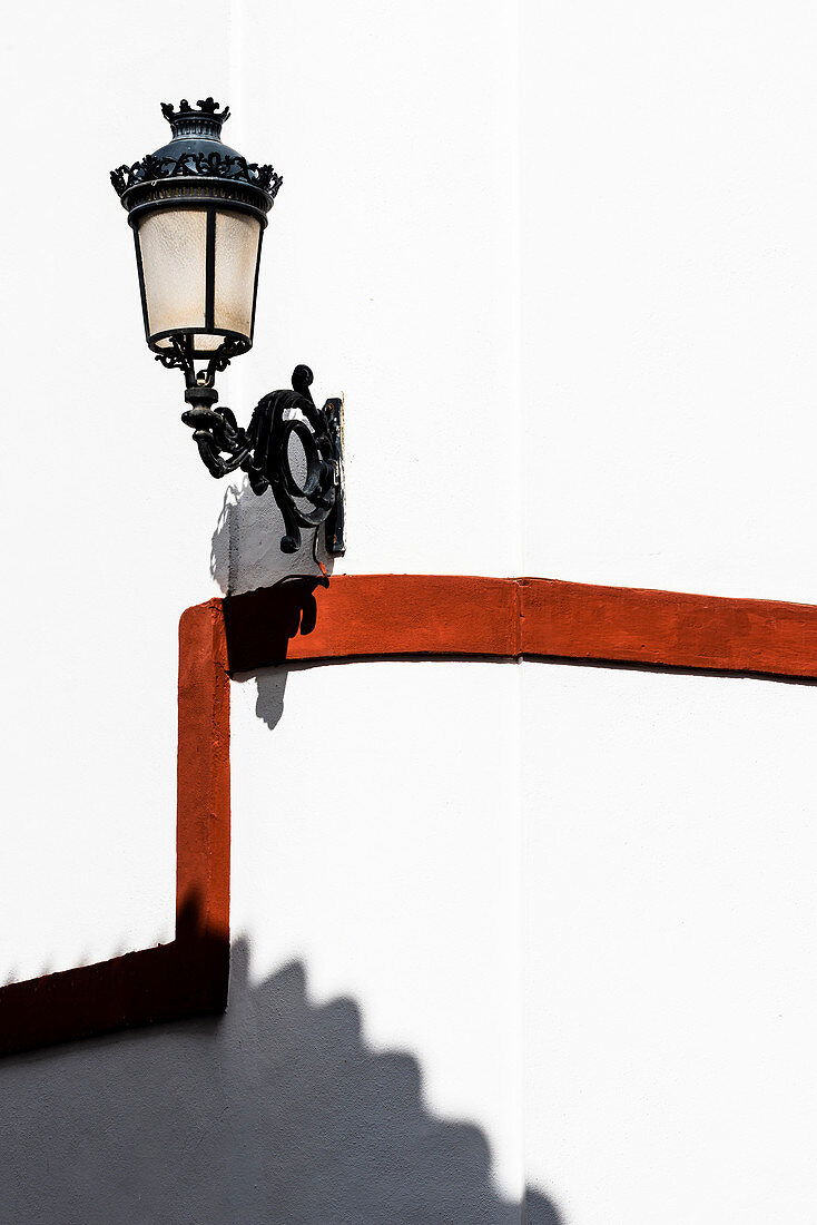 Eine Straßenlampe in der Altstadt, Carmona, Andalusien, Spanien