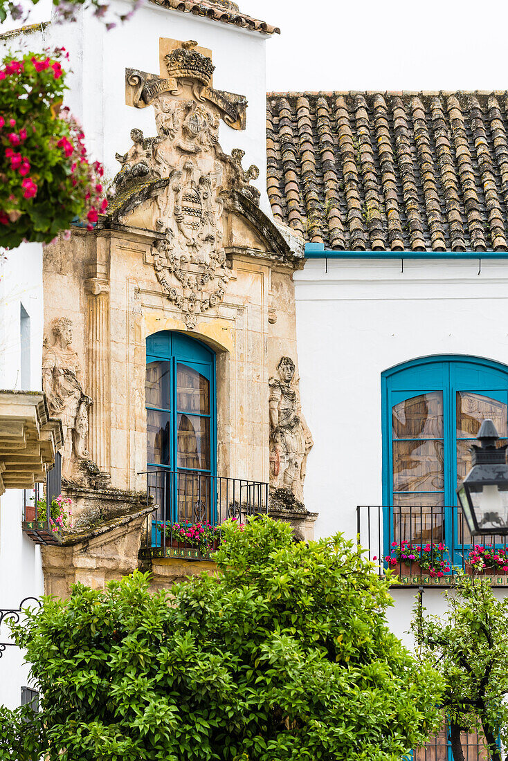 Fassade mit Balkon eines historischen Gebäudes in der Alstadt, Cordoba, Andalusien, Spanien