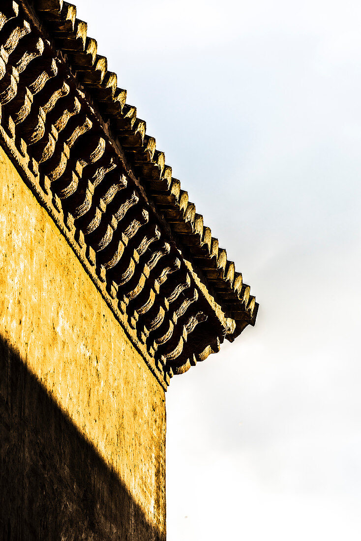 Dach-Ornamente an einem alten Wohnhaus im historischen Zentrum, Granada, Andalusien, Spanien