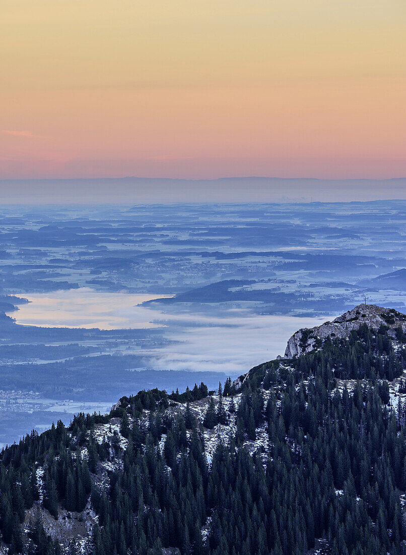 Hochsalwand vor Inn und Simssee, Bayerischer Wald im Hintergrund, Wendelstein, Mangfallgebirge, Bayerische Alpen, Oberbayern, Bayern, Deutschland