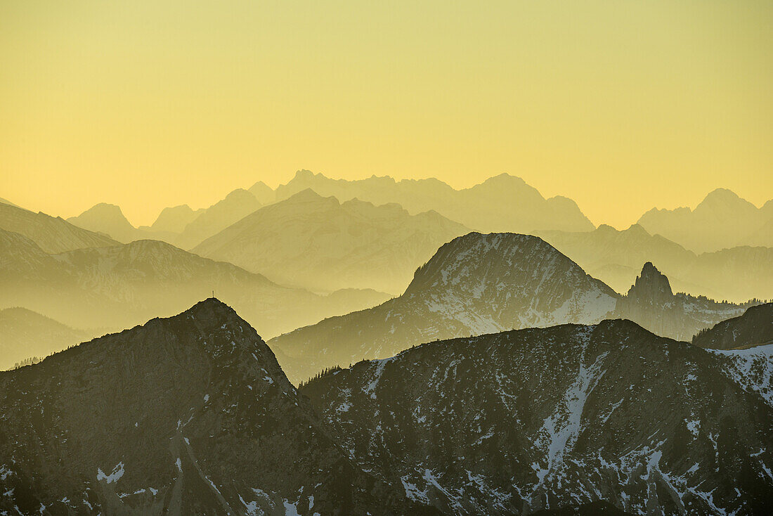 Aiplspitze, Risserkogel und Plankenstein, mit Wetterstein im Hintergrund, vom Wendelstein, Mangfallgebirge, Bayerische Alpen, Oberbayern, Bayern, Deutschland