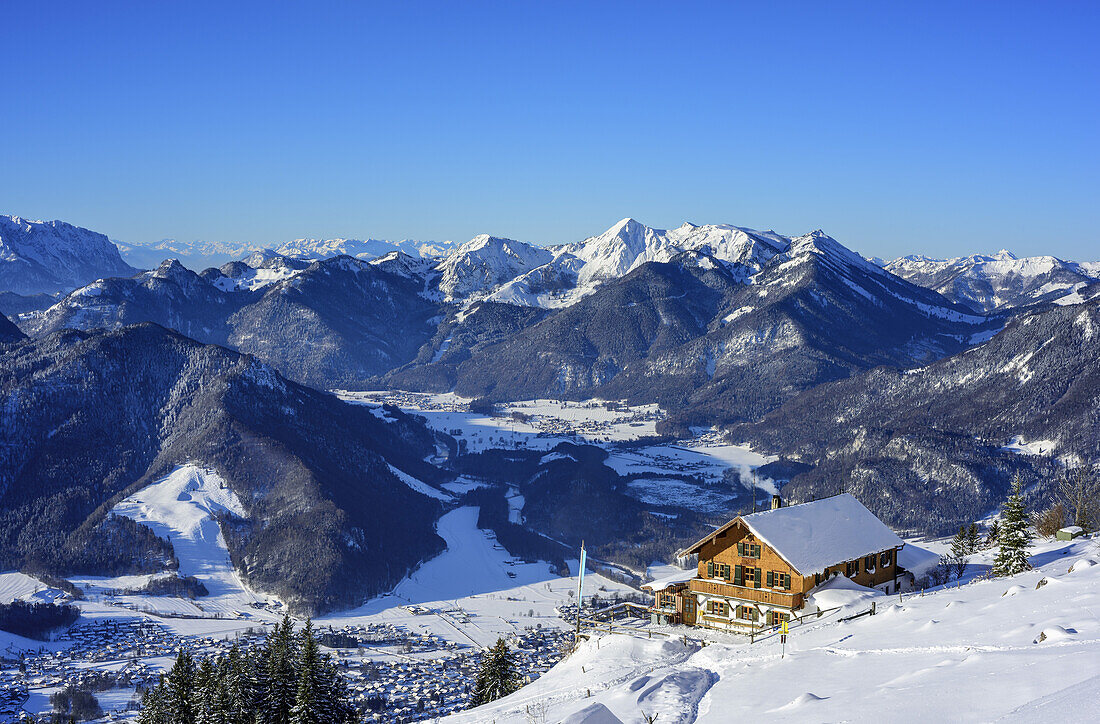 Hochgernhaus im Winter, Chiemgauer Alpen mit Geigelstein im Hintergrund, Hochgern, Chiemgauer Alpen, Oberbayern, Bayern, Deutschland