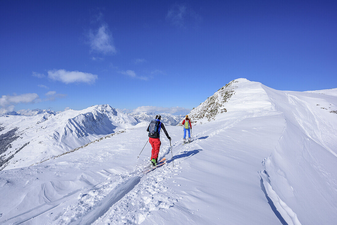 Zwei Personen auf Skitour steigen zum Sonnenjoch auf, Sonnenjoch, Kitzbüheler Alpen, Tirol, Österreich