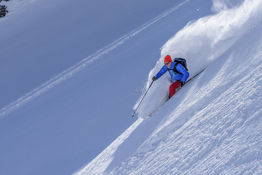 Mann auf Skitour fährt durch Pulverschnee vom Sonnenjoch ab, Sonnenjoch, Kitzbüheler Alpen, Tirol, Österreich