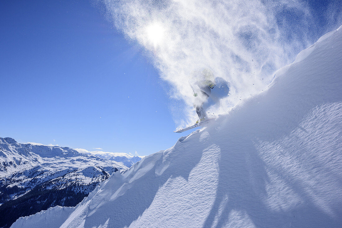 Skitourengeher fährt im Pulverschnee über Wechte, Gamskopf, Kitzbüheler Alpen, Tirol, Österreich