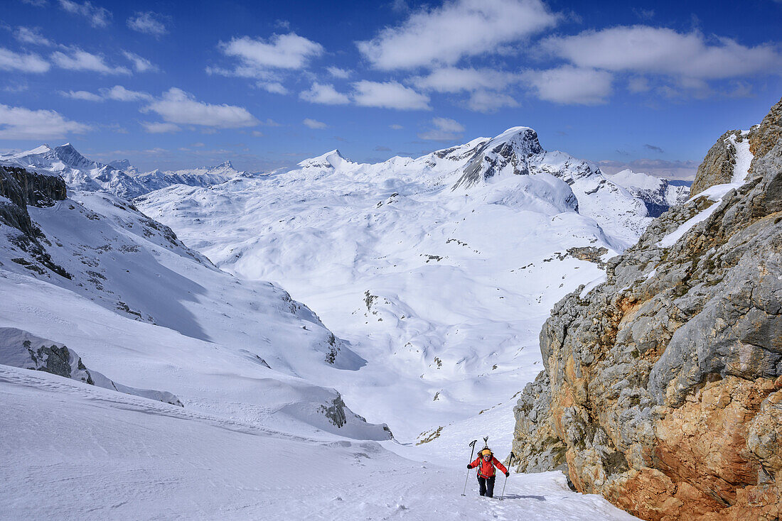 Frau auf Skitour steigt zur Kleinen Gaisl auf, Seekofel im Hintergrund, Kleine Gaisl, Fanes-Sennes-Gruppe, Dolomiten, UNESCO Weltnaturerbe Dolomiten, Südtirol, Italien