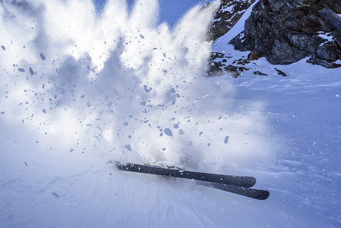 Schnee staubt beim Abschwingen auf Skitour, Hasenöhrl, Ultental, Ortler, Südtirol, Italien