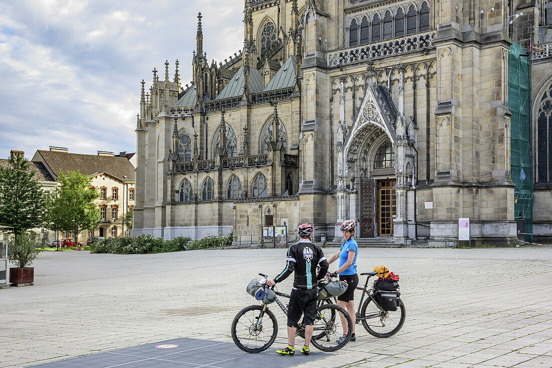 Zwei Radfahrer stehen vor Neuem Dom, Neuer Dom, Linz, Donauradweg, Oberösterreich, Österreich