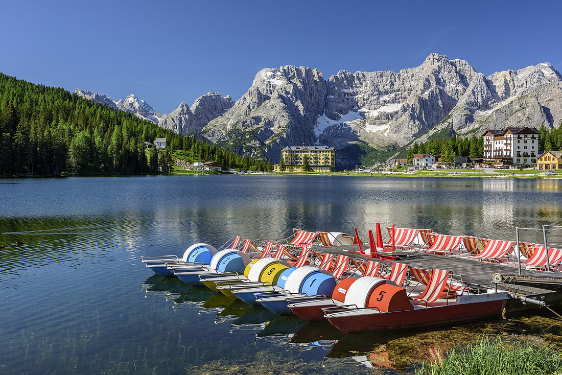 Tretboote am Lago di Misurina mit Hotel und Berggruppe Sorapis im Hintergrund, Lago di Misurina, UNESCO Weltnaturerbe Dolomiten, Dolomiten, Venetien, Venezien, Italien