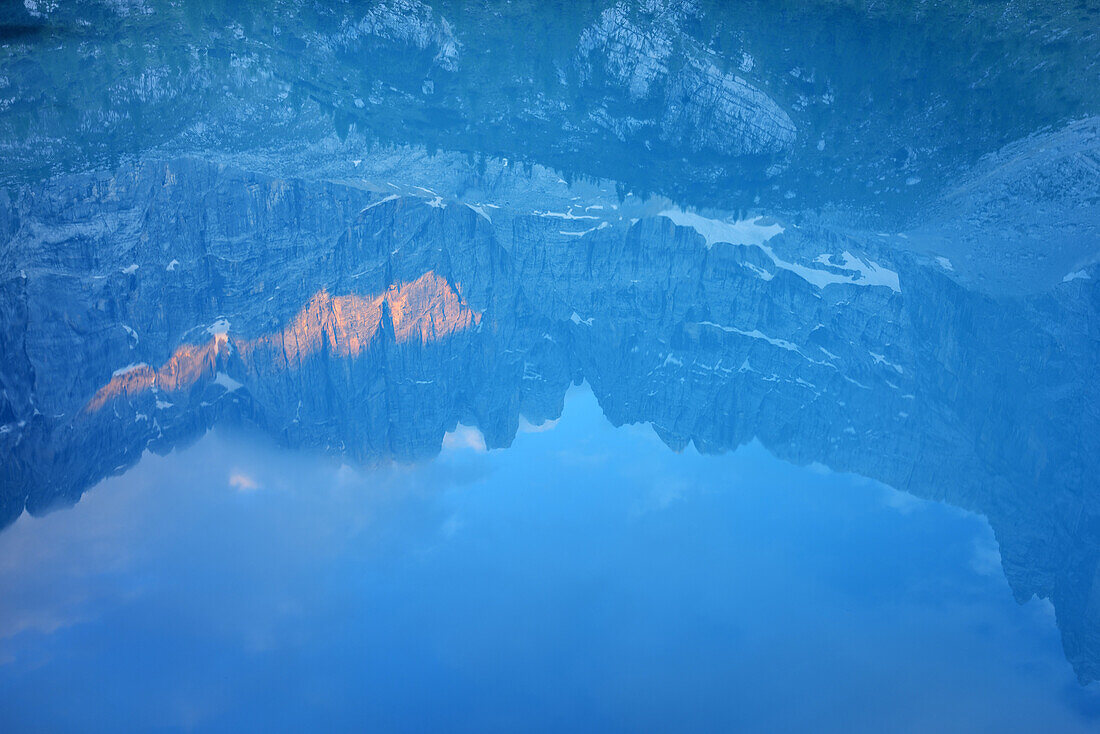 Reflection of mountain panorama in lake Lago di Sorapis, Lago di Sorapis, UNESCO World Heritage Site Dolomites, Dolomites, Venetia, Italy