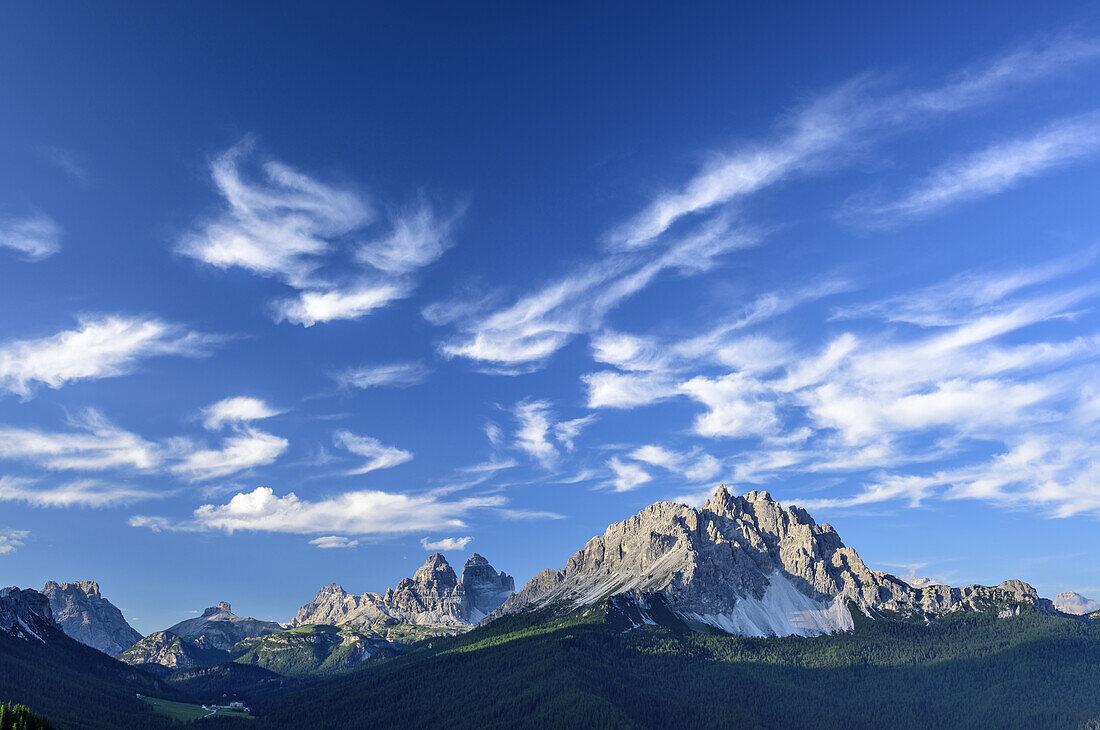 Wolkenstimmung über Drei Zinnen und Cadinigruppe, Sorapis, UNESCO Weltnaturerbe Dolomiten, Dolomiten, Venetien, Venezien, Italien