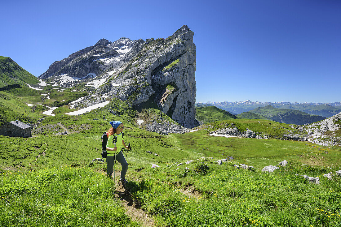 Frau beim Wandern mit Blick auf Schweizer Tor, Schweizer Tor, Rätikon-Höhenweg, Rätikon, Vorarlberg, Österreich