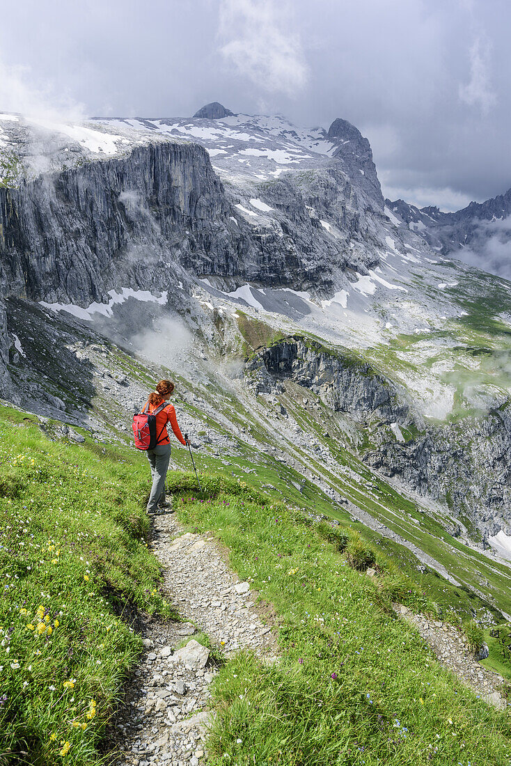 Frau beim Wandern, Sulzfluh in Wolken im Hintergrund, Bilkengrat, Rätikon-Höhenweg, Rätikon, Vorarlberg, Österreich