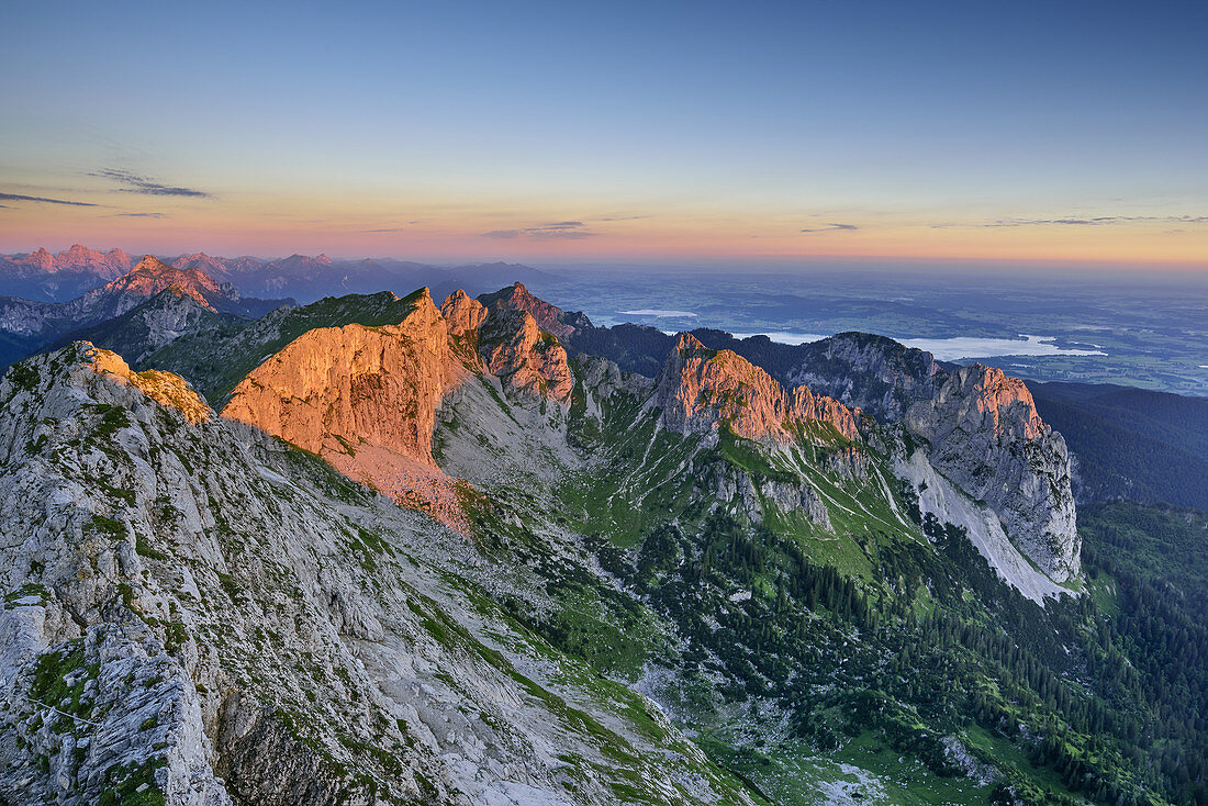 Sonnenaufgang über Ammergebirge und Forggensee, von Ammergauer Hochplatte, Ammergauer Alpen, Ammergebirge, Ostallgäu, Allgäu, Schwaben, Bayern, Deutschland