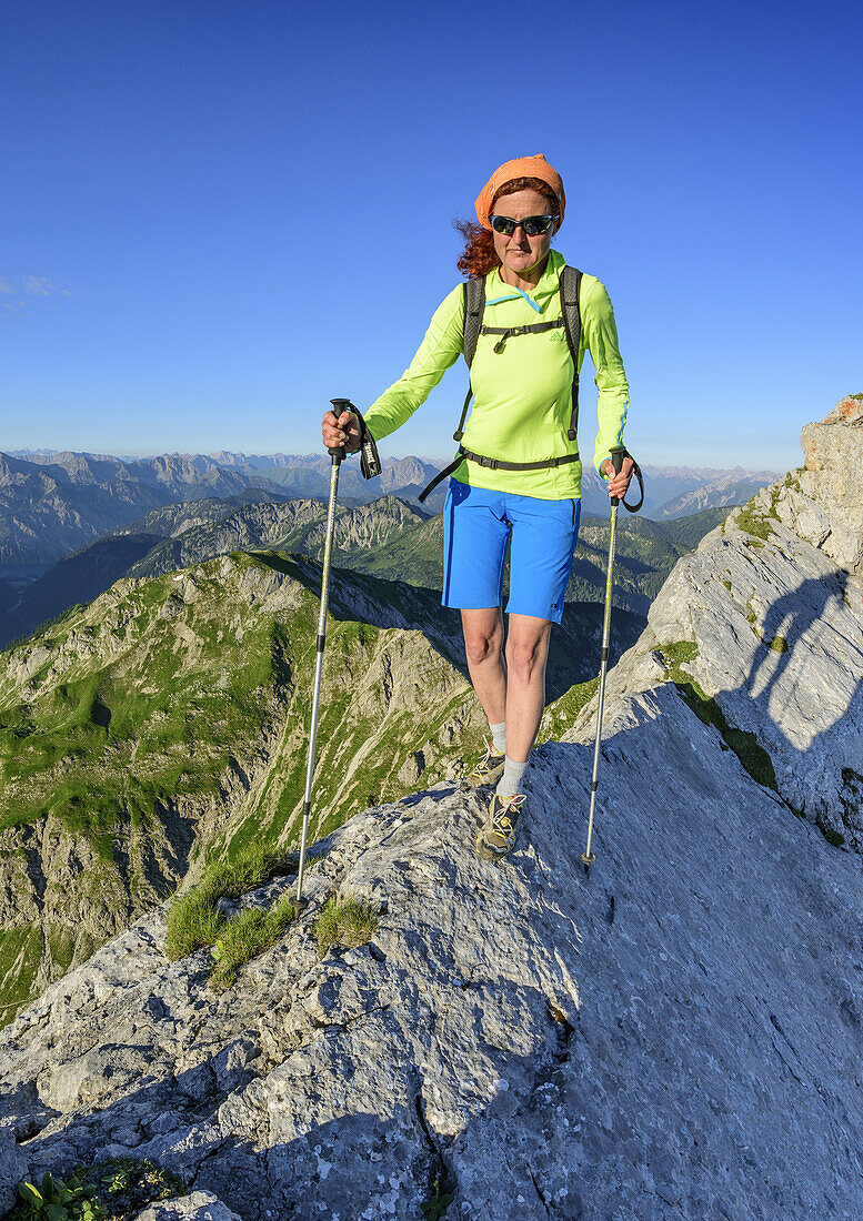 Frau beim Wandern geht über Felsgrat, Ammergauer Hochplatte, Ammergauer Alpen, Ammergebirge, Ostallgäu, Allgäu, Schwaben, Bayern, Deutschland