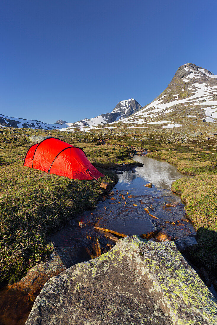 Zelt bei Semeldalsmunnen, Högvagltindane, Jotunheimen Nationalpark, Sogn og Fjordane, Norwegen