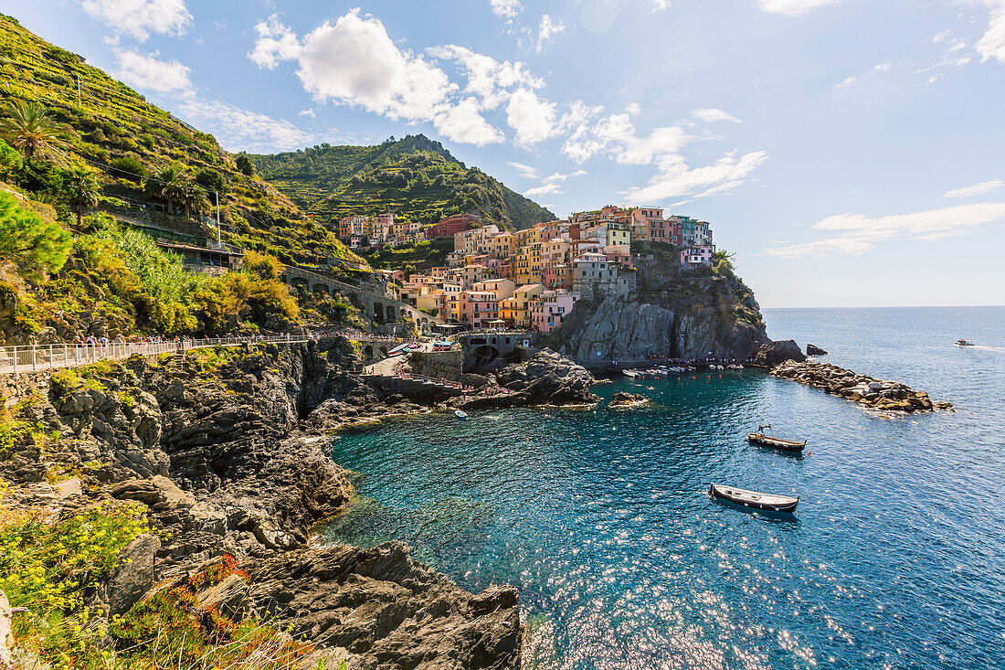 'The picturesque cliffside viewpoint of the village of Manarola in Cinque Terre National Park on the Mediterranean Sea; Manarola, Italy'