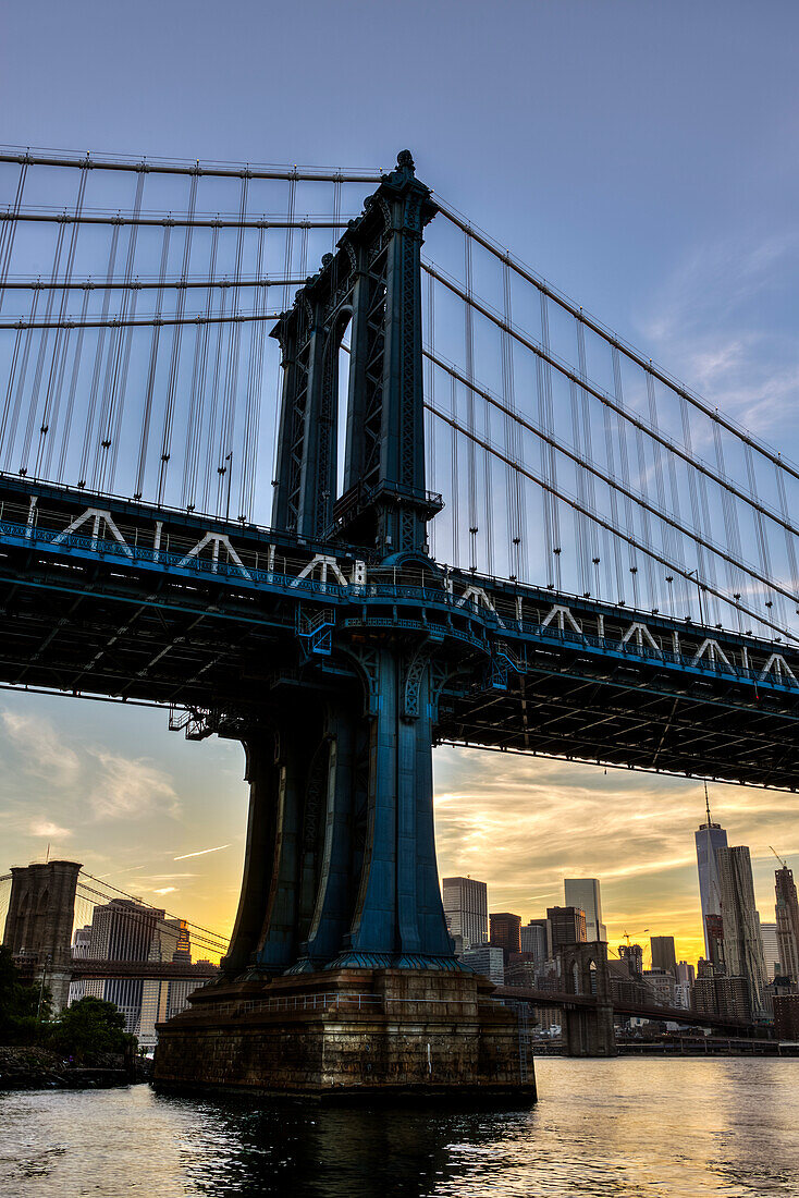 'Manhattan Bridge and NYC skyline at sunset, Brooklyn Bridge Park; Brooklyn, New York, United States of America'