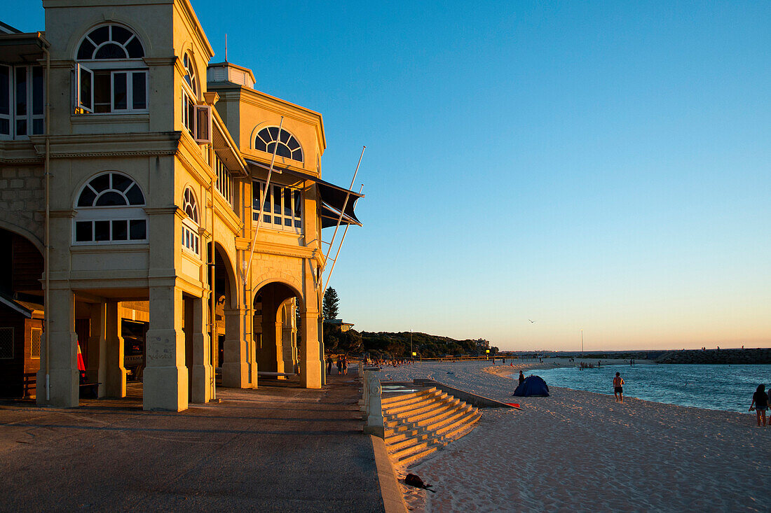 Cottesloe Beach, der bekanntest Strand von Perth, und der ikonische Pavillion, Perth, Australien