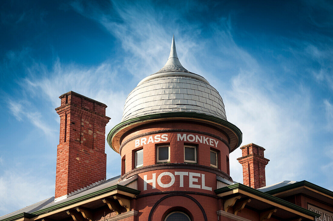 The Brass Monkey Hotel is an icone of the entertainment suburb of Nightbridge