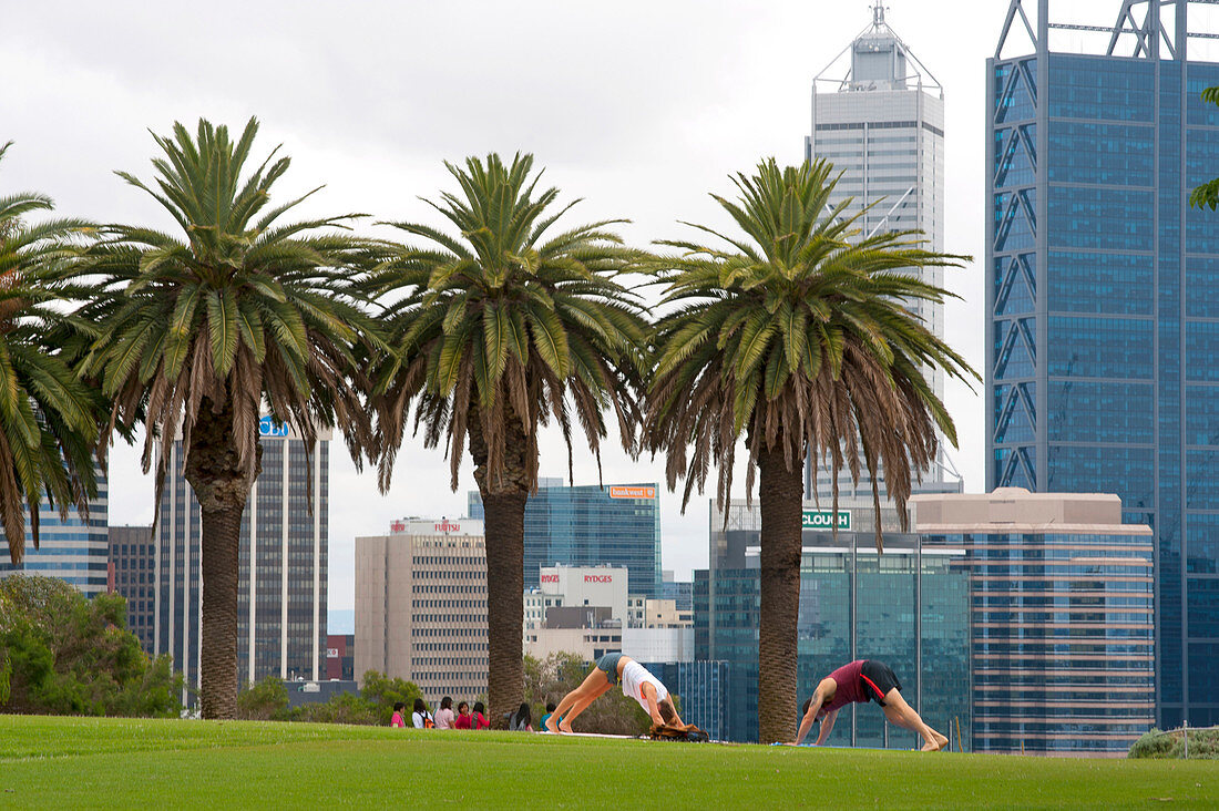 Yoga im Kings Park mit der Skyline von Perth, Perth, Australien