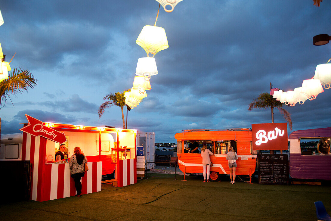 Das Rooftop Cinema auf dem obersten Geschoss einer Parkgarage gegenüber der City, Perth, Australien