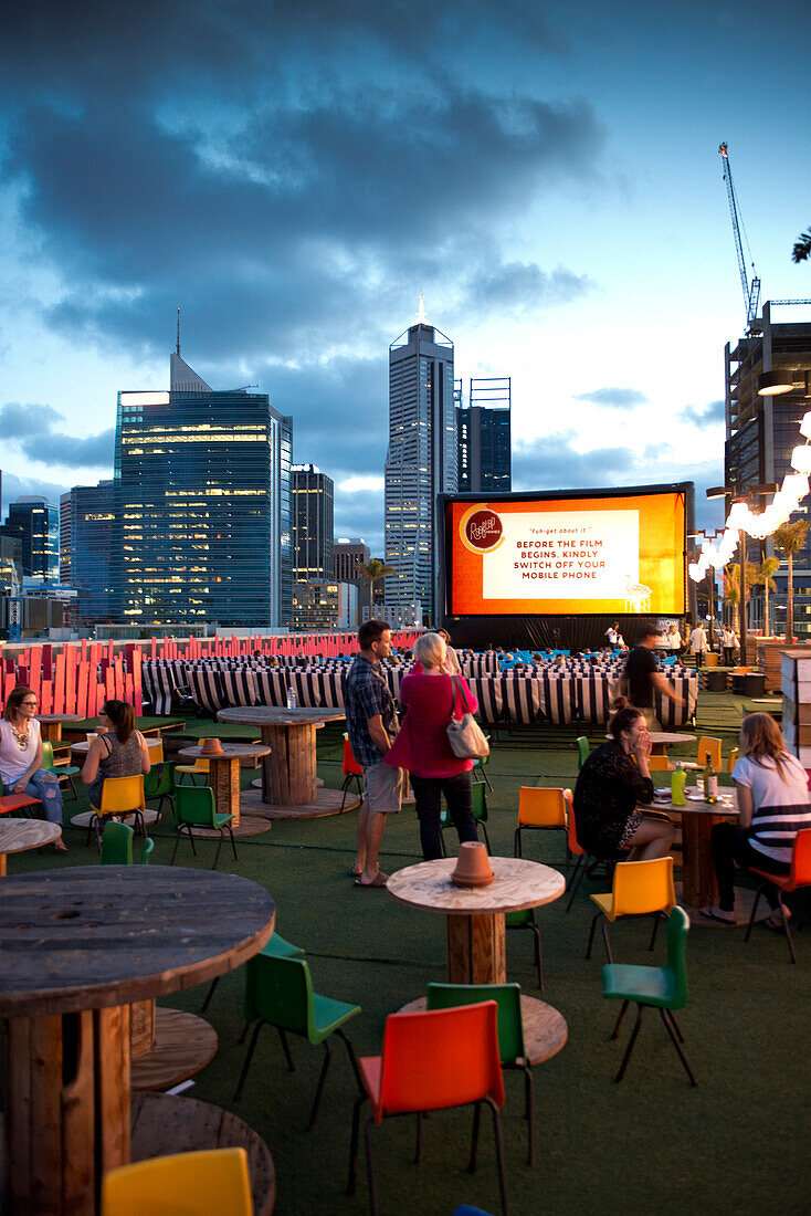 Das Rooftop Cinema auf dem obersten Geschoss einer Parkgarage gegenüber der City, Perth, Australien