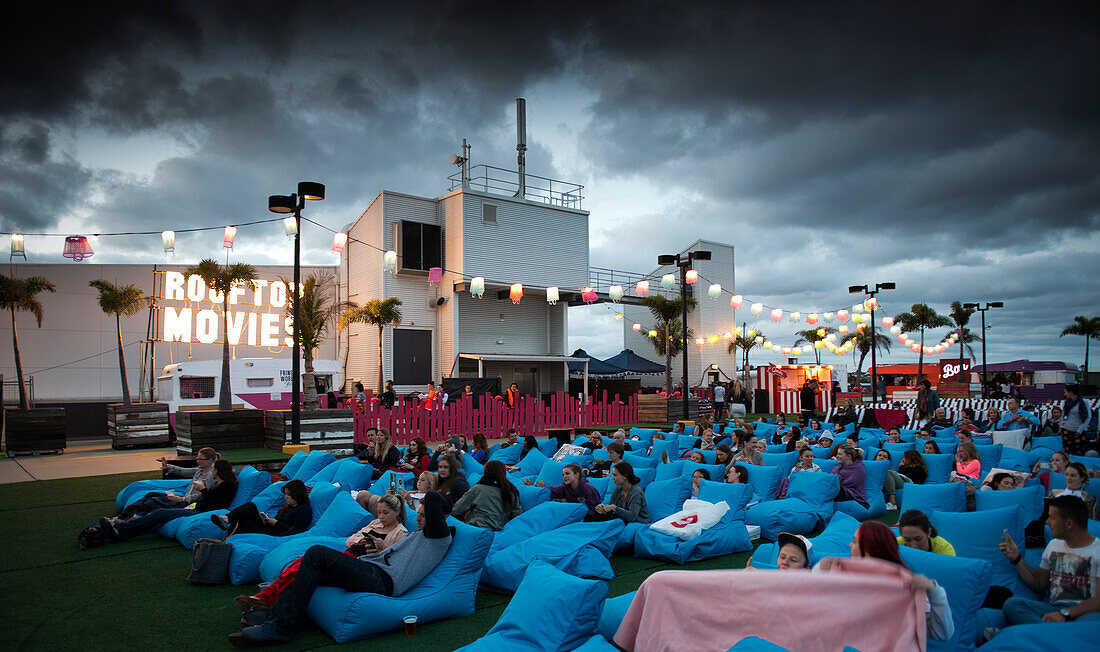 Das Rooftop Cinema auf dem obersten Geschoss einer Parkgarage gegenüber der City, Perth, Australien