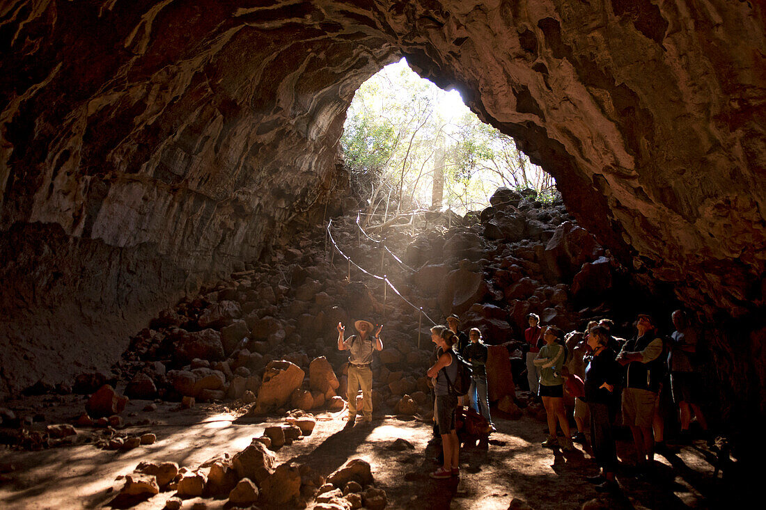 Die gewaltigen Lavahöhlen von Undarra können nur mit einem kundigen Guide besucht werden, Queensland, Australien