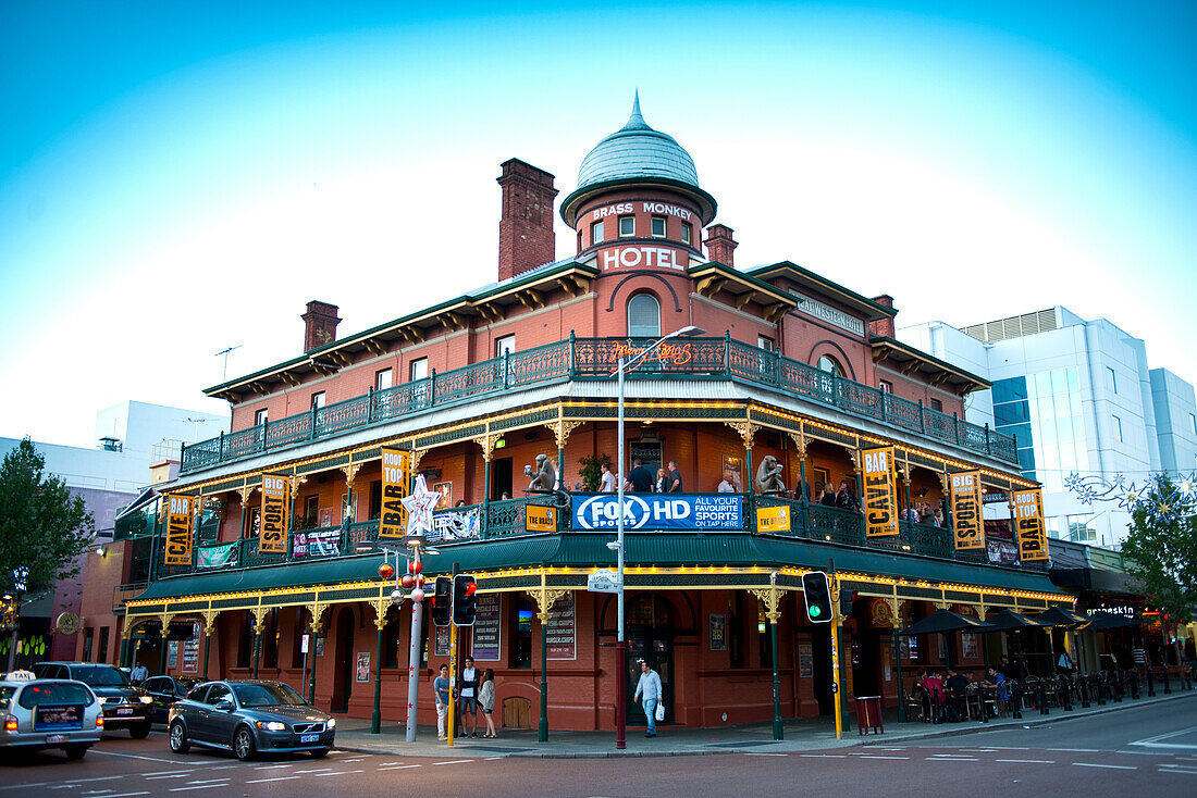 Das Brass Monkey Hotel ist eine Ikone im stadtnahen Vergnügungsvorort Nightbridge, Perth, Australien