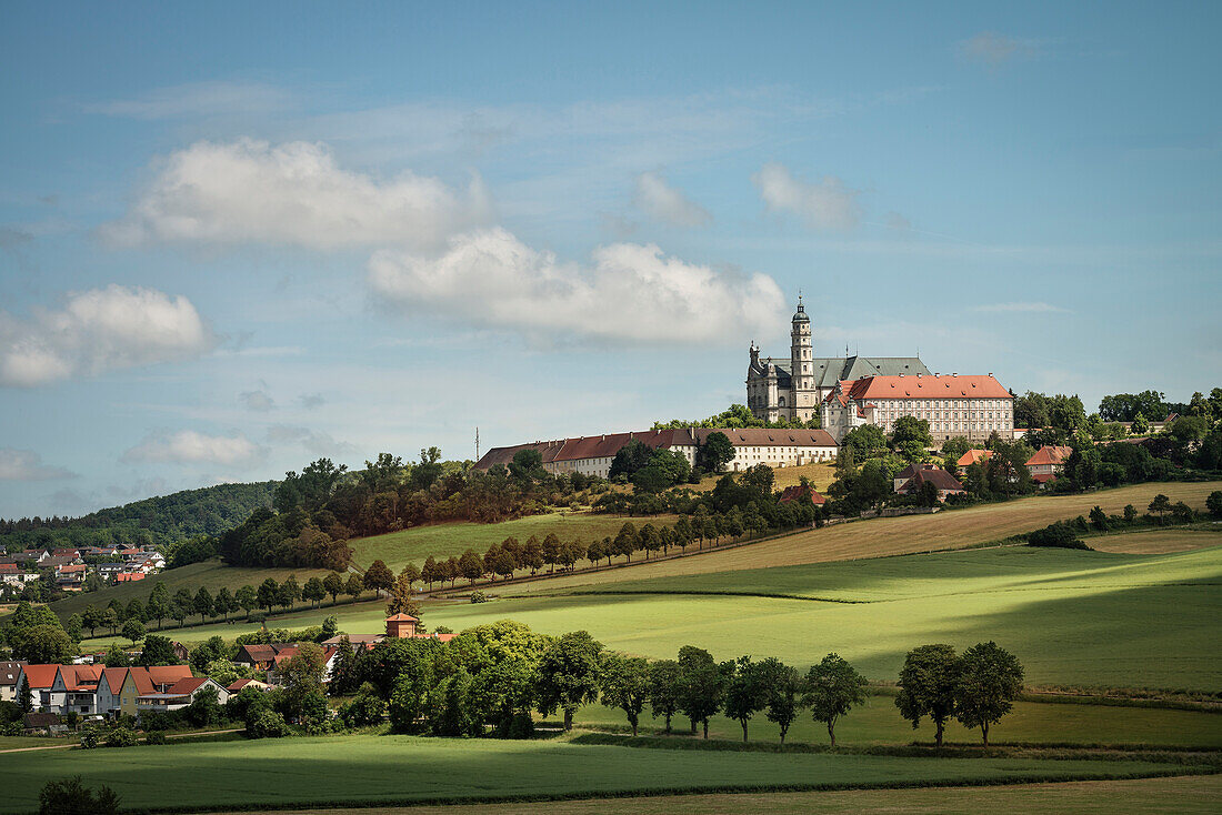 Blick zur Benediktiner Abtei auf dem Härtsfeld, Kloster Neresheim, Ostalbkreis, Schwäbische Alb, Baden-Württemberg, Deutschland