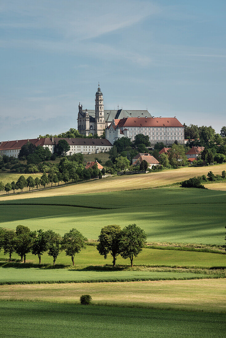 Blick zur Benediktiner Abtei auf dem Härtsfeld, Kloster Neresheim, Ostalbkreis, Schwäbische Alb, Baden-Württemberg, Deutschland